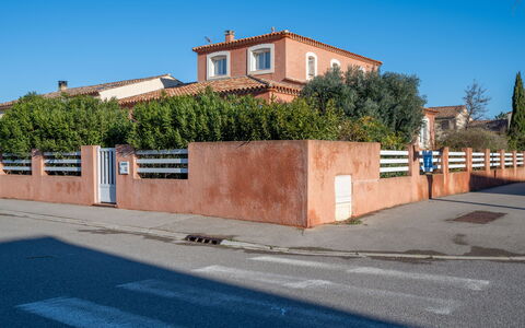 Maison des Pins Parasol: Sky, Property, Plant, Road Surface, Asphalt, Tree, Urban Design, Residential Area, Neighbourhood
