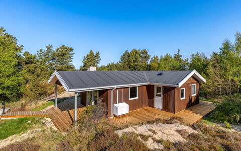 Jakko - 2.6Km from the Sea: Building, House, Window, Home, Roof, Residential Area, Shrub, Cottage, Land Lot