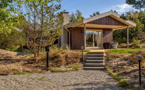 Jakko - 2.6Km from the Sea: Building, House, Window, Home, Roof, Residential Area, Shrub, Cottage, Land Lot