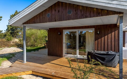 Jakko - 2.6Km from the Sea: Building, House, Window, Home, Roof, Residential Area, Shrub, Cottage, Land Lot