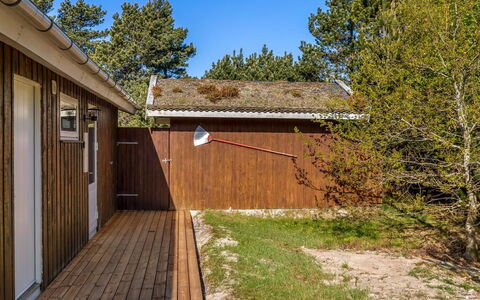 Jakko - 2.6Km from the Sea: Building, House, Window, Home, Roof, Residential Area, Shrub, Cottage, Land Lot