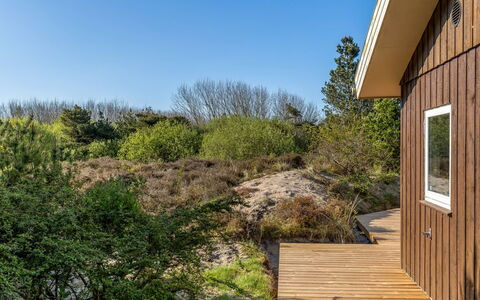 Jakko - 2.6Km from the Sea: Building, House, Window, Home, Roof, Residential Area, Shrub, Cottage, Land Lot
