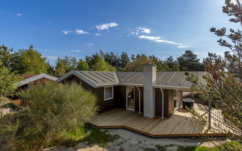 Jakko - 2.6Km from the Sea: Building, House, Window, Home, Roof, Residential Area, Shrub, Cottage, Land Lot