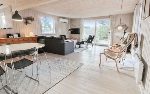 Jakko - 2.6Km from the Sea: Building, House, Window, Home, Roof, Residential Area, Shrub, Cottage, Land Lot