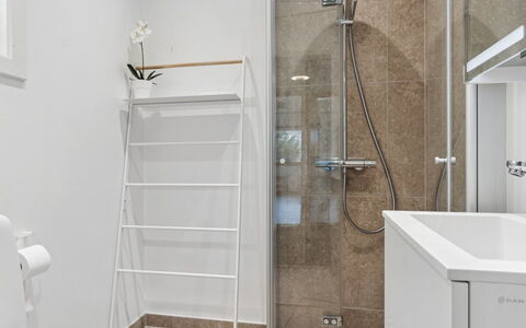 Janna - 1.4Km from the Sea: Flooring, Wall, Interior Design, Floor, Plumbing Fixture, Bathroom, Ceiling, Room, Plumbing, Shower