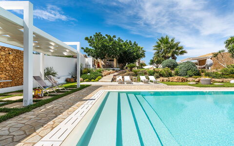 Casa Ocra - Misiliscemi, Sicilia: Cloud, Plant, Building, Sky, Property, Water, Azure, Swimming Pool, Tree, Shade