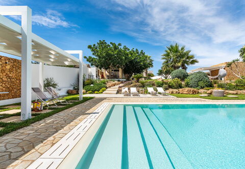 Casa Ocra - Misiliscemi, Sicilia: Cloud, Plant, Building, Sky, Property, Water, Azure, Swimming Pool, Tree, Shade