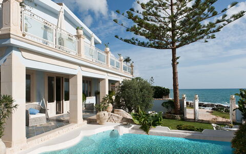 Villa Amena - Siracusa, Sicilia: Water, Cloud, Plant, Sky, Building, Azure, Swimming Pool, Tree, House, Leisure