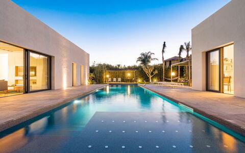 Villa Duetto - Siracusa, Sicilia: Water, Sky, Building, Light, Azure, Lighting, Architecture, Tree, Interior Design, Condominium