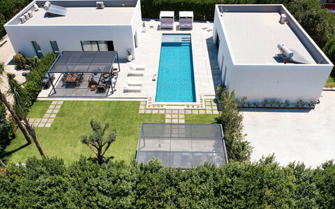Villa Duetto - Siracusa, Sicilia: Plant, Land Lot, Grass, Urban Design, Window, Building, Residential Area, Tree, Roof, Facade