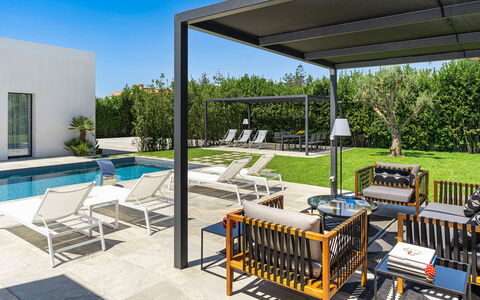 Villa Duetto - Siracusa, Sicilia: Property, Sky, Plant, Water, Shade, Wheel, Outdoor Furniture, Tree, Swimming Pool