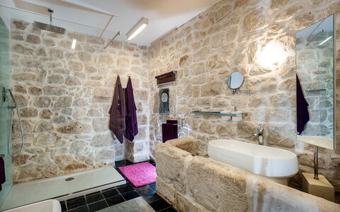 Casa Masseria - Scicli, Sicilia: Mirror, Tap, Plumbing Fixture, Property, Bathtub, Building, Purple, Bathroom, Sink, Interior Design