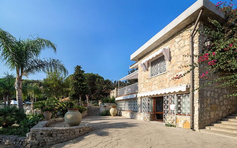 Villa Diamante - Siracusa, Sicilia: Sky, Plant, Building, Property, Window, Tree, House, Arecales, Landscape, Real Estate