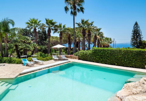 Villa Diamante - Siracusa, Sicilia: Water, Plant, Property, Swimming Pool, Sky, Azure, Tree, Building, Arecales, Leisure