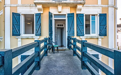 Saint-Jean-De-Luz 477: Blue, Composite Material, Balcony, Paint, Handrail