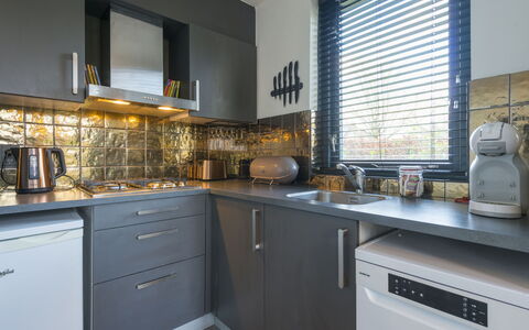 Vip Wellness Ewijk: Cabinetry, Countertop, Property, Kitchen Sink, Window, Kitchen, Kitchen Appliance, Building, Lighting, Wood