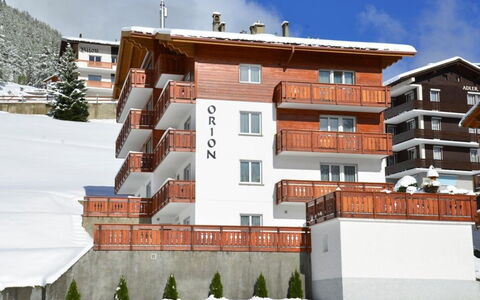Haus Orion: Building, Cloud, Sky, Window, Snow, Urban Design, Tree, Residential Area, House, Neighbourhood