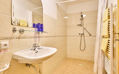 Villa Belvedere 20.1: Plumbing Fixture, Tap, Sink, Mirror, Bathroom Sink, Bathroom, Purple, Building, Interior Design