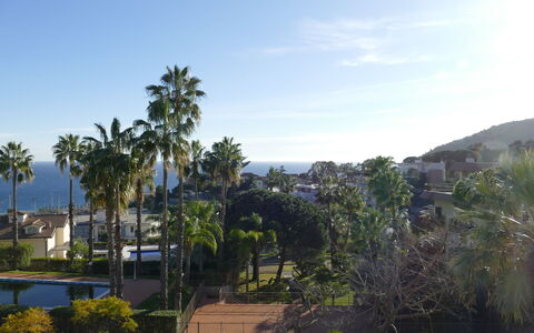 Belvedere: Plant, Water, Cloud, Sky, Building, Swimming Pool, Tree, Shade, Urban Design, Leisure