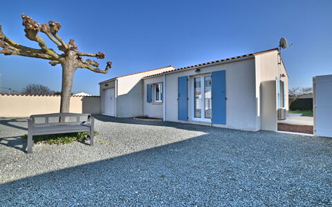 Le Pêcheur: Plant, Sky, Building, Water, Property, Azure, Shade, Umbrella, Outdoor Furniture, Interior Design