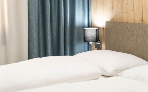 Treffen 200: Furniture, Property, Comfort, Textile, Interior Design, Wood, Bed, Bed Frame, Floor, Hardwood