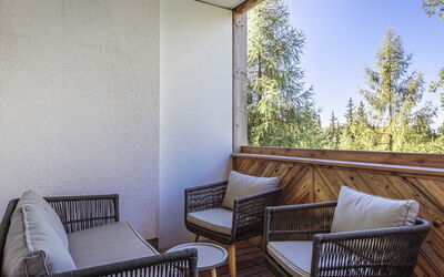 Mit 1 Schlafzimmer Ski-In Ski-Out 200.1: Property, Furniture, Building, Wood, Shade, Interior Design, Outdoor Furniture, Comfort, Living Room, Floor