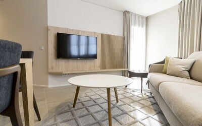 Mit 2 Schlafzimmern Ski in Ski Out 200.2: Table, Furniture, Couch, Wood, Comfort, Interior Design, Building, Flooring, Floor, Living Room