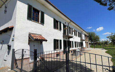 Casa 'il Nocciolo': Sky, Property, Window, Plant, Building, Cloud, Architecture, Fence, Door, House