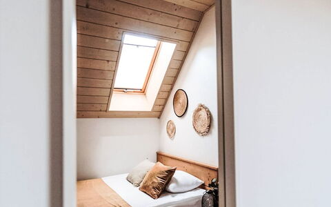 Domek Pod Szarowym Lasem: Interior Design, Bedroom, Wood, Floor, Flooring, Bed, Bed Sheet, Bedding, Ceiling, Lighting