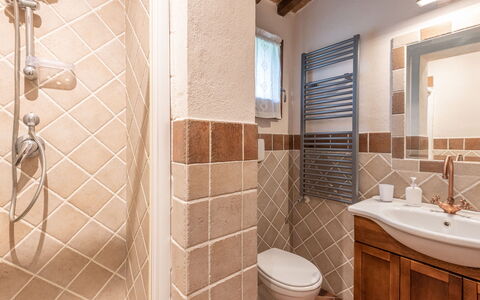 Dimora del Re: Brown, Plumbing Fixture, Property, Mirror, Sink, Bathroom, Tap, Interior Design, Architecture