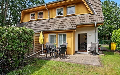 Schneider 2D: House, Home, Shrub, Cottage, Roof, Siding, Estate, Garden, Yard, Sash Window