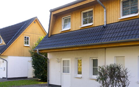 Schneider 2D: Plant, Building, Window, House, Sky, Wood, Land Lot, Cottage, Siding