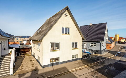 Ullakarin - 200M from the Sea: Building, Window, House, Road Surface, Roof, Residential Area, Home, Architecture, Neighbourhood, Town
