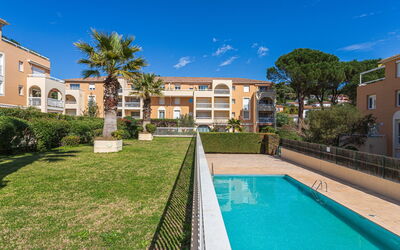 Cavalaire 697: Residential Area, Home, House, Door, Apartment, Suburb, Balcony, Courtyard, Yard, Driveway