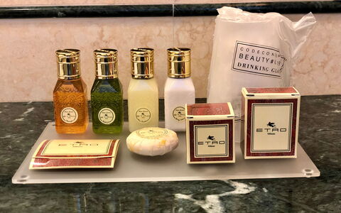 Luxury Villa Con Spa e Panorama a 40 Min Da Roma: Bottle, Product, Table, Wood, Glass Bottle, Drink, Food, Ingredient