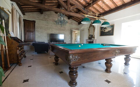 Luxury Villa Con Spa e Panorama a 40 Min Da Roma: Billiard Table, Table, Billiard Room, Pool, Billiards, Wood, Recreation Room, Building, Interior Design
