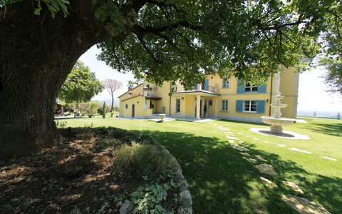 Luxury Villa Con Spa e Panorama a 40 Min Da Roma: Plant, Building, Property, Window, Tree, Sky, Road Surface, Land Lot, Shade, Grass