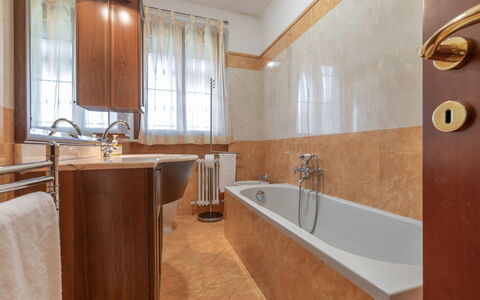 Casale Al Mare: Brown, Bathtub, Tap, Property, Plumbing Fixture, Wood, Building, Interior Design, Bathroom