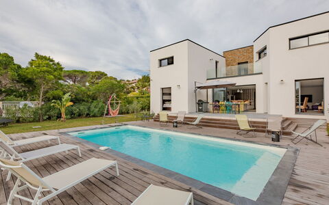 Les Girelles: Water, Sky, Cloud, Property, Swimming Pool, Building, Plant, Seaside Resort, Tree, Outdoor Furniture