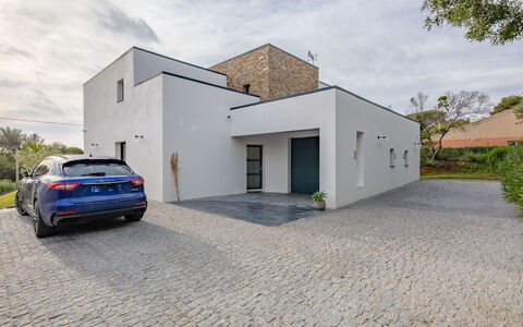 Les Girelles: Water, Sky, Cloud, Property, Swimming Pool, Building, Plant, Seaside Resort, Tree, Outdoor Furniture