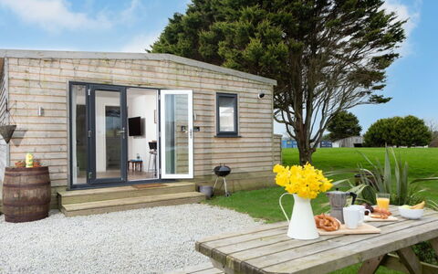 Bushwood Lodge: Water, Sky, Cloud, Property, Swimming Pool, Building, Plant, Seaside Resort, Tree, Outdoor Furniture