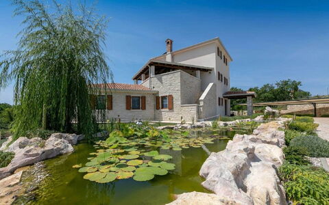 San Lorenzo: Water, Sky, Cloud, Property, Swimming Pool, Building, Plant, Seaside Resort, Tree, Outdoor Furniture