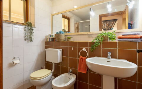 Savina: Mirror, Plumbing Fixture, Plant, Sink, Tap, Property, Bathroom Sink, Building, Purple, Bathroom