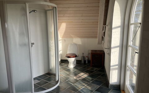 Herlek - 450M from the Sea: Flooring, Wood, Floor, Interior Design, Plumbing Fixture, Room, Bathroom, Tile, Plumbing