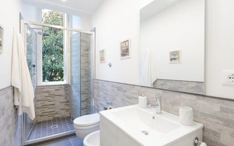 Le Belle Arti: Tap, Mirror, Plumbing Fixture, Sink, Property, Bathroom Sink, Bathroom, Plant, Purple, Interior Design