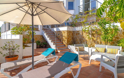 Kinkuna: Plant, Property, Building, Furniture, Outdoor Furniture, Shade, Swimming Pool, Chair, Window, Leisure