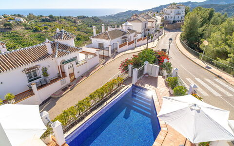 Kinkuna: Water, Plant, Sky, Building, Property, Swimming Pool, Azure, Tree, Window, Outdoor Furniture