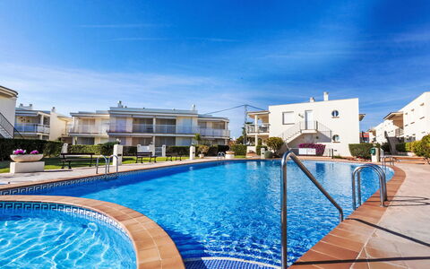 Vinarós 617: Water, Plant, Sky, Property, Swimming Pool, Azure, Building, Body Of Water, Window, Leisure