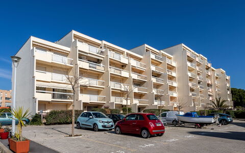 Ormarine: Sky, Building, Car, Wheel, Property, Vehicle, Window, Plant, Urban Design