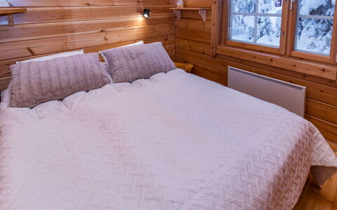 Pohjaslahdentie 17 B: Wood, Bedroom, Ceiling, Home, Floor, Wood Stain, Bed, Bed Sheet, Bedding, Hardwood